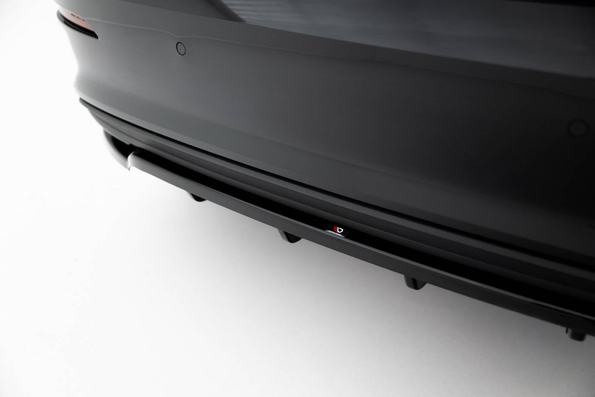Nærbilde av diffuser i sort finish med hvit dekorstripe til Audi A3 8Y Sedan