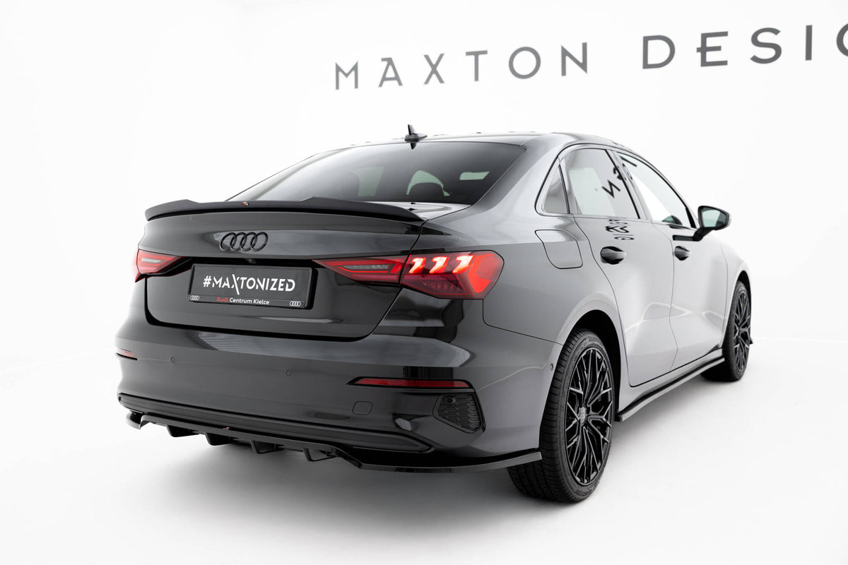 Sporty diffuser med hvit aksentstripe designet for Audi A3 8Y Sedan bakre underdel