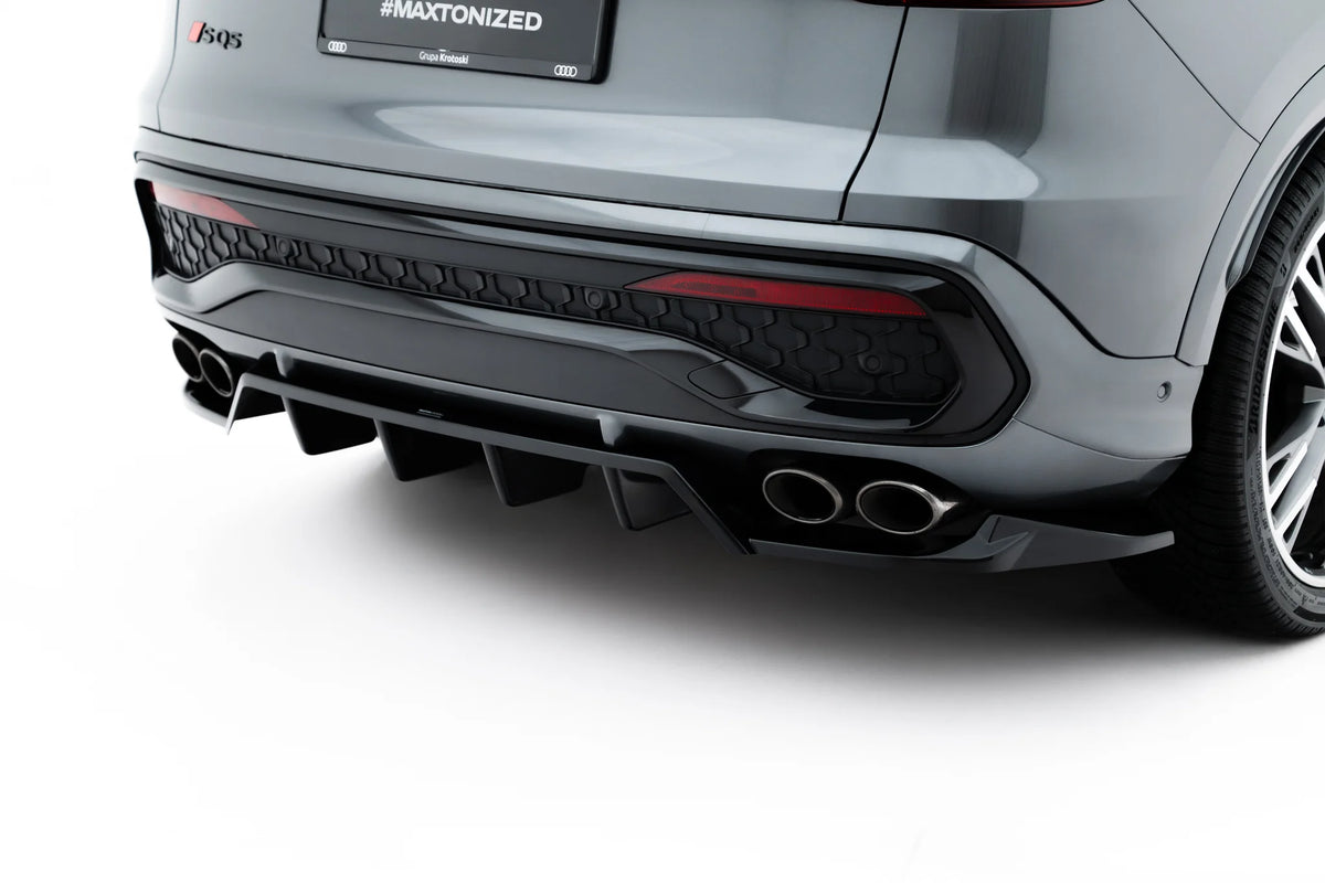 Detaljbilde av blank sort overflate på diffuser til Audi SQ5 SUV Mk3
