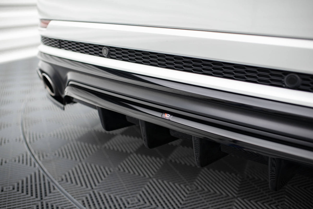 Audi SQ8 MK1 med Maxton Design bakre splitter i svart