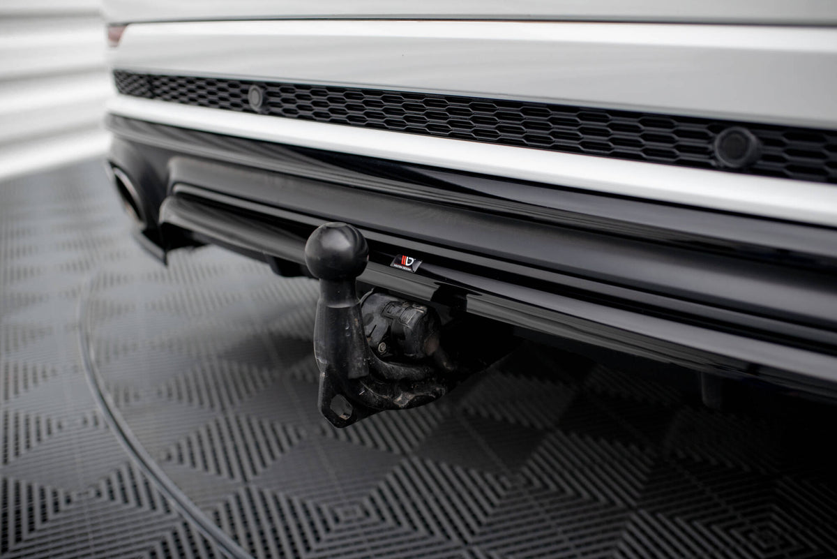 Audi SQ8 2019-2023 med montert bakre diffuser i sort finish