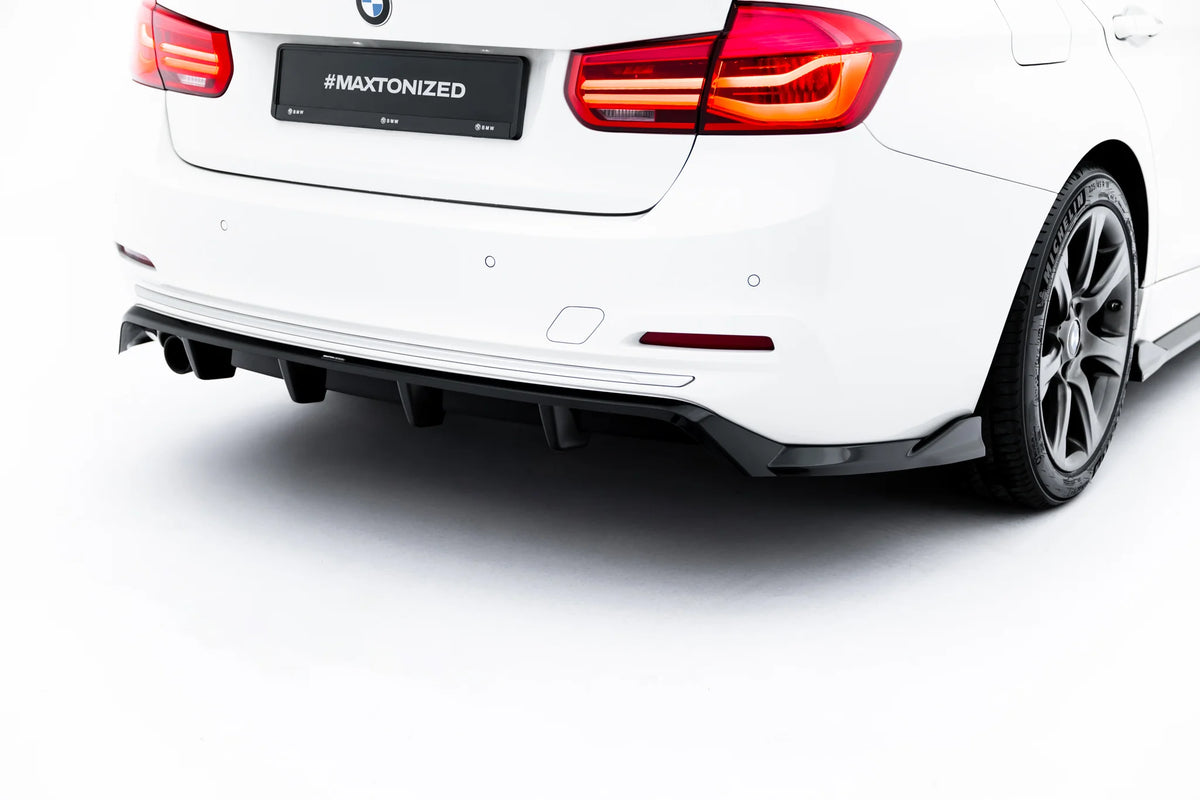 Bakre splitter montert på BMW 3 Sportline Sedan F30 sett bakfra