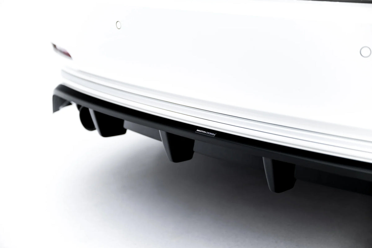 Detaljbilde av blank sort overflate på baksplitter til BMW 3 F30