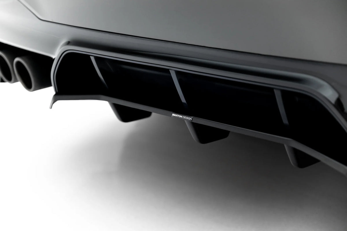 Nærbilde av vertikale ribber på Maxton baksplitter for BMW M5 F90