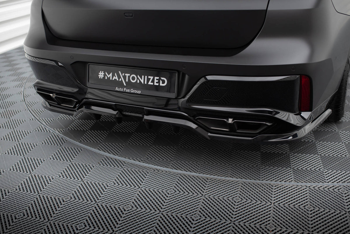 Diffuser til BMW M760E G70 sett forfra med aerodynamisk design i sort finish