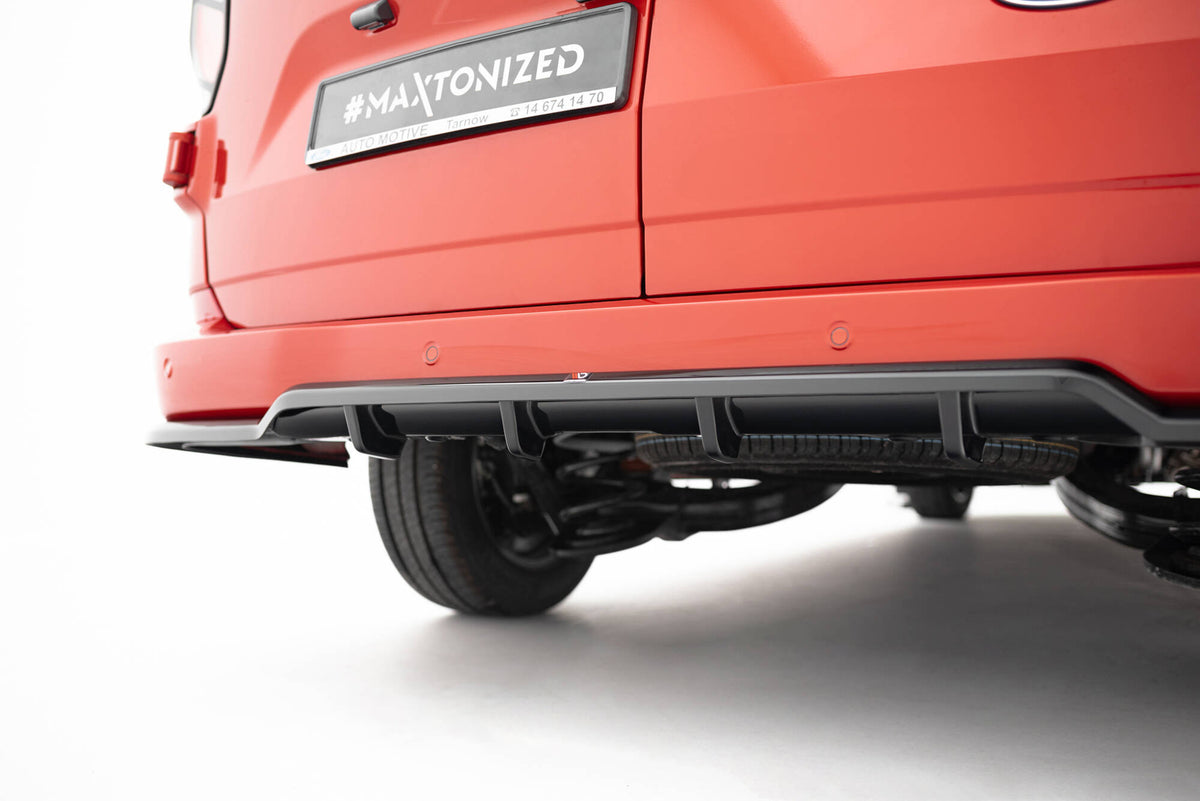 Maxton Design bakdiffuser montert på Ford Transit Custom MK2, skrå vinkel