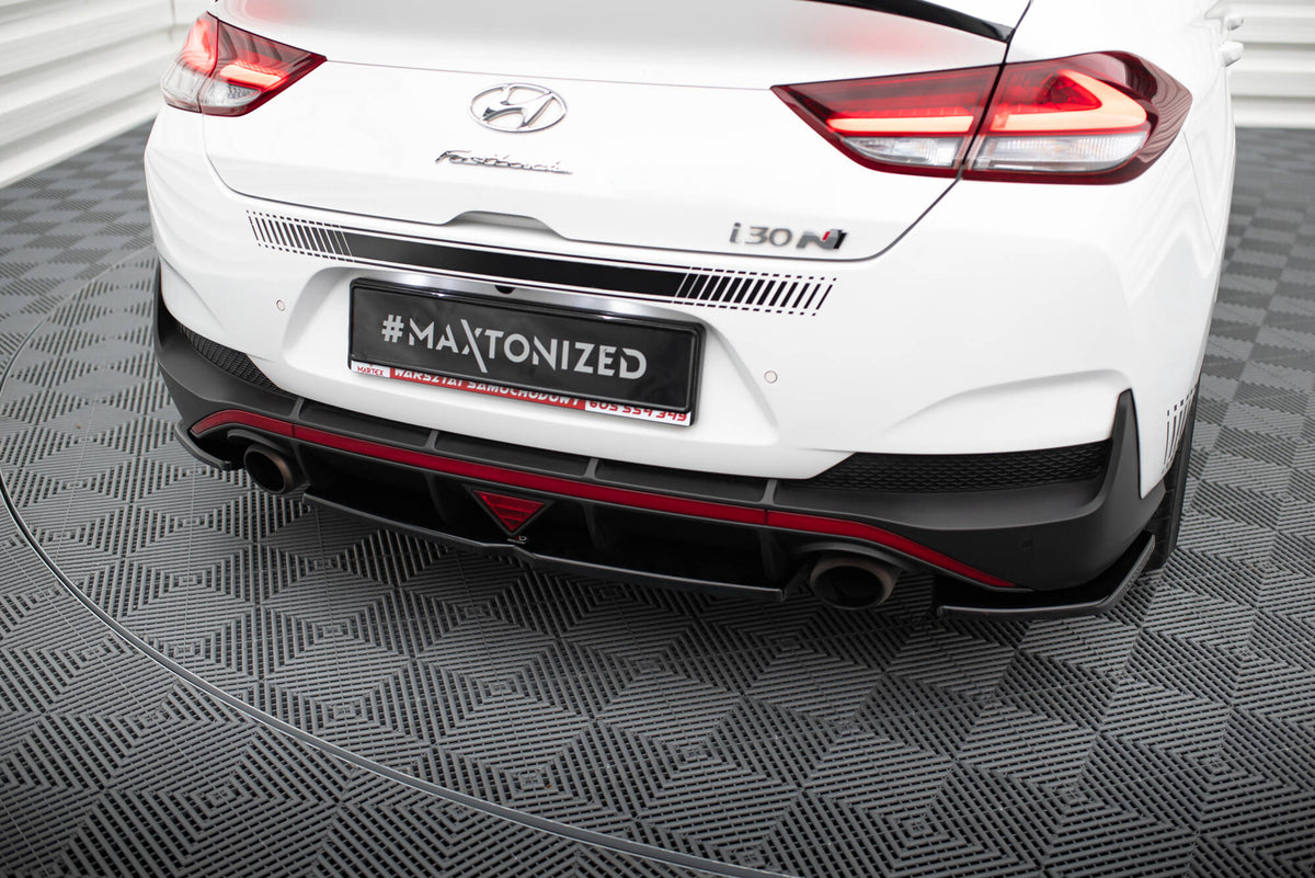 Bakre diffuser med vertikale stenger for Hyundai i30 N Fastback MK3 sett bakfra