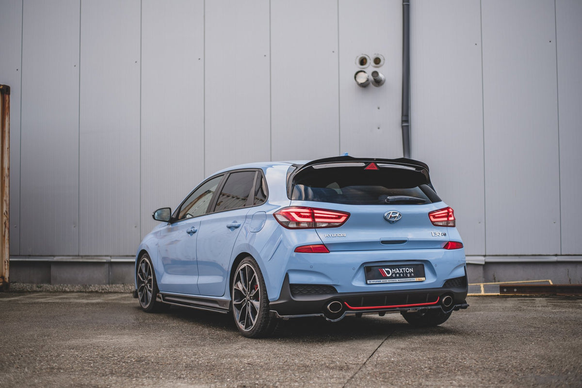 Bakre splitter V1 montert på Hyundai i30 N i skrå vinkel
