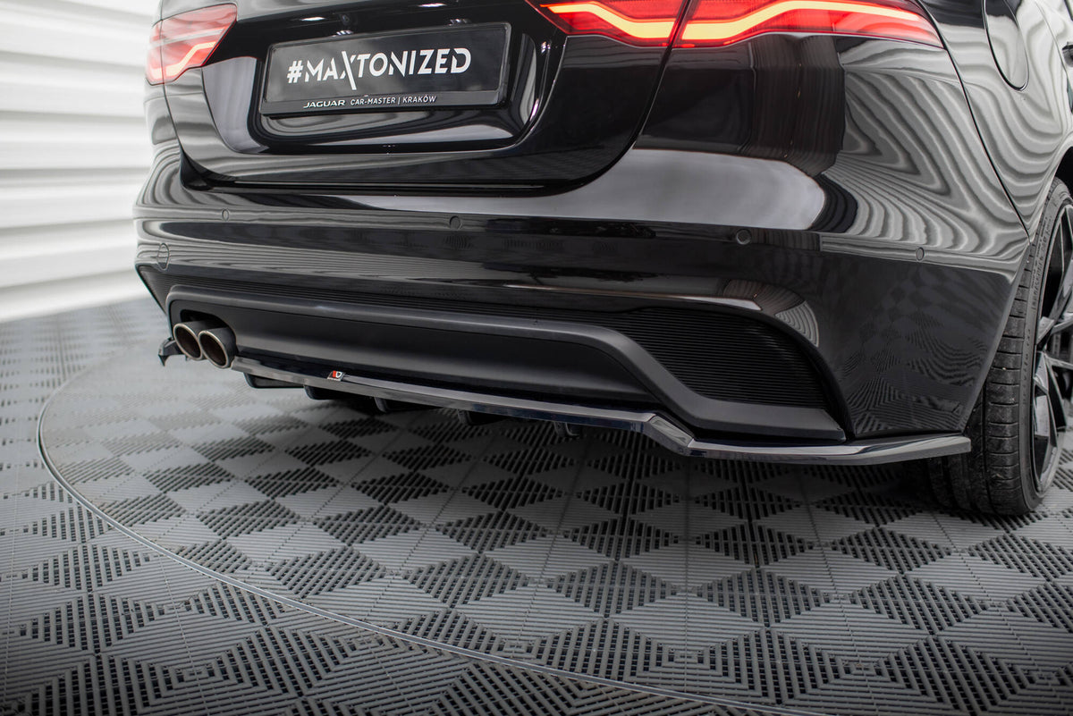 Diffuser med vertikale stenger til Jaguar XE X760 Facelift sett bakfra