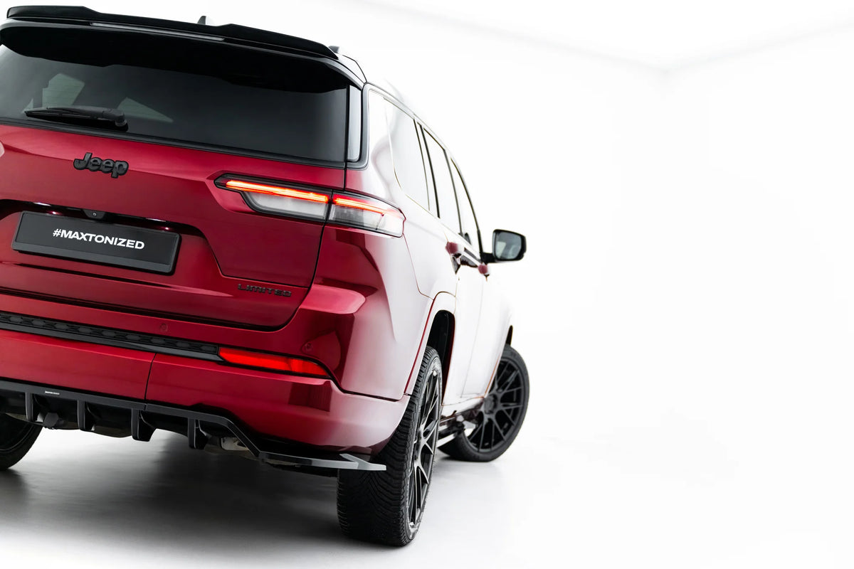 Detaljbilde av overflaten på baksplitter til Jeep Grand Cherokee L Mk5