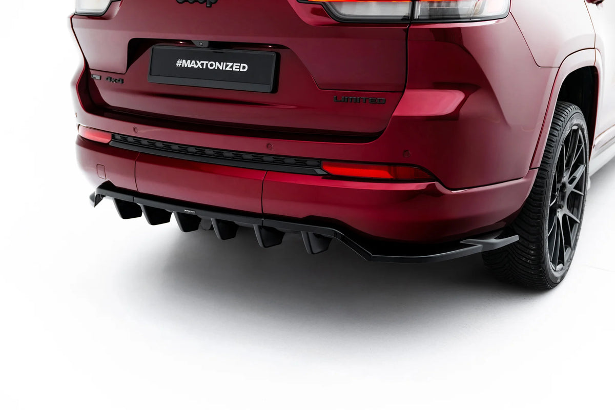 Nærbilde av vertikale finner på baksplitter til Jeep Grand Cherokee L Mk5