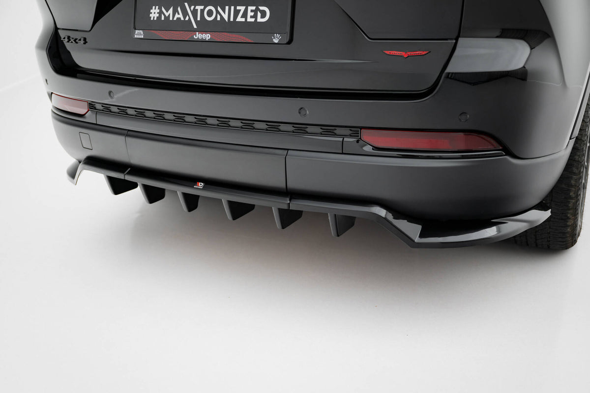 Maxton Design diffuser montert på Jeep Grand Cherokee Trailhawk MK5, bakparti i helhet