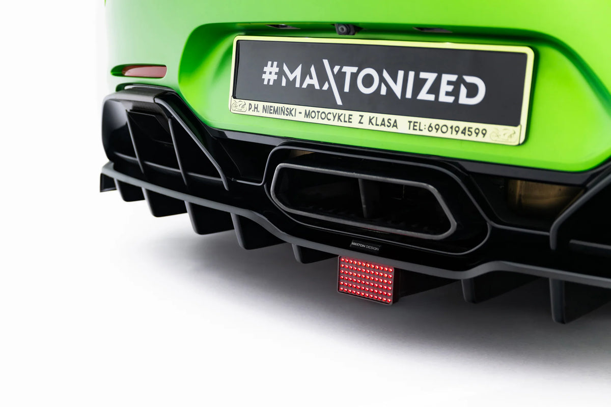 Baksplitter med LED-lys montert på Mercedes-AMG GT R C190 Facelift