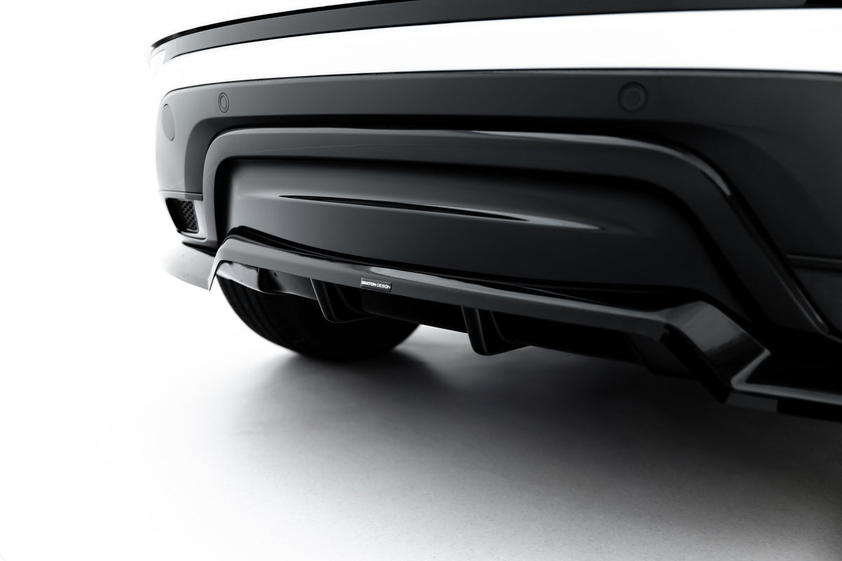 Detaljbilde av Gloss Black-overflaten på baksplitter til Evoque Mk2
