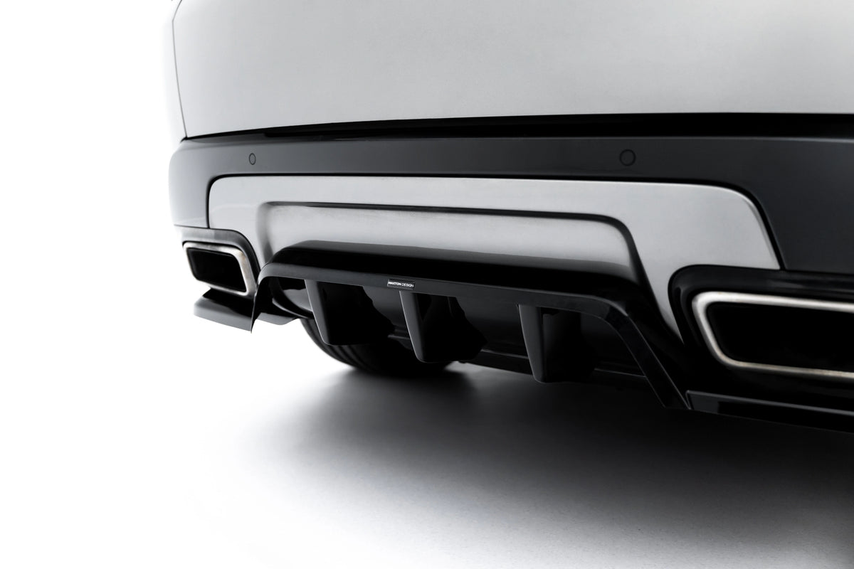 Nærbilde av vertikale ribber på baksplitter til Range Rover Sport