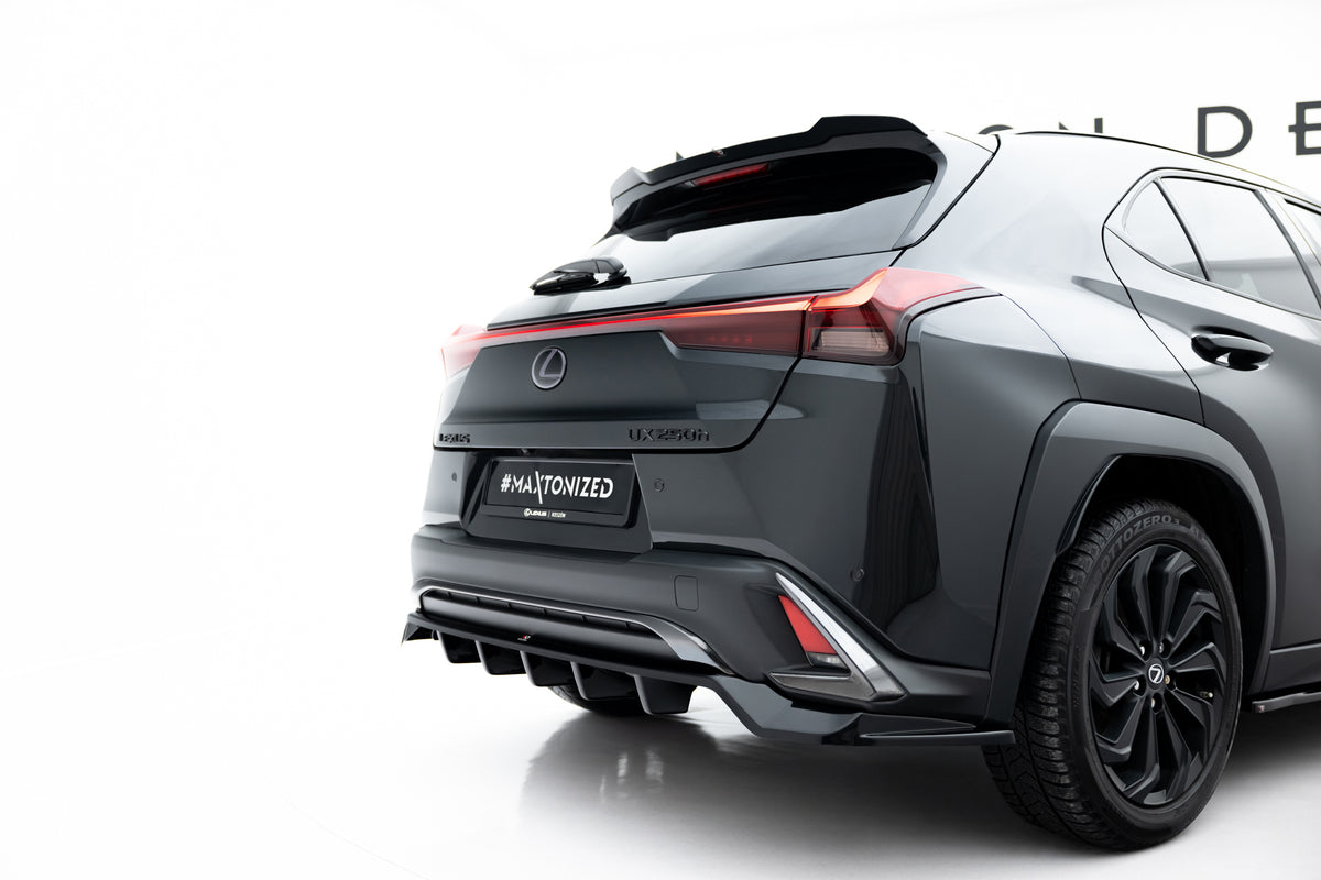 Diffuser til Lexus UX F-Sport MK1 sett bakfra med vertikale stenger