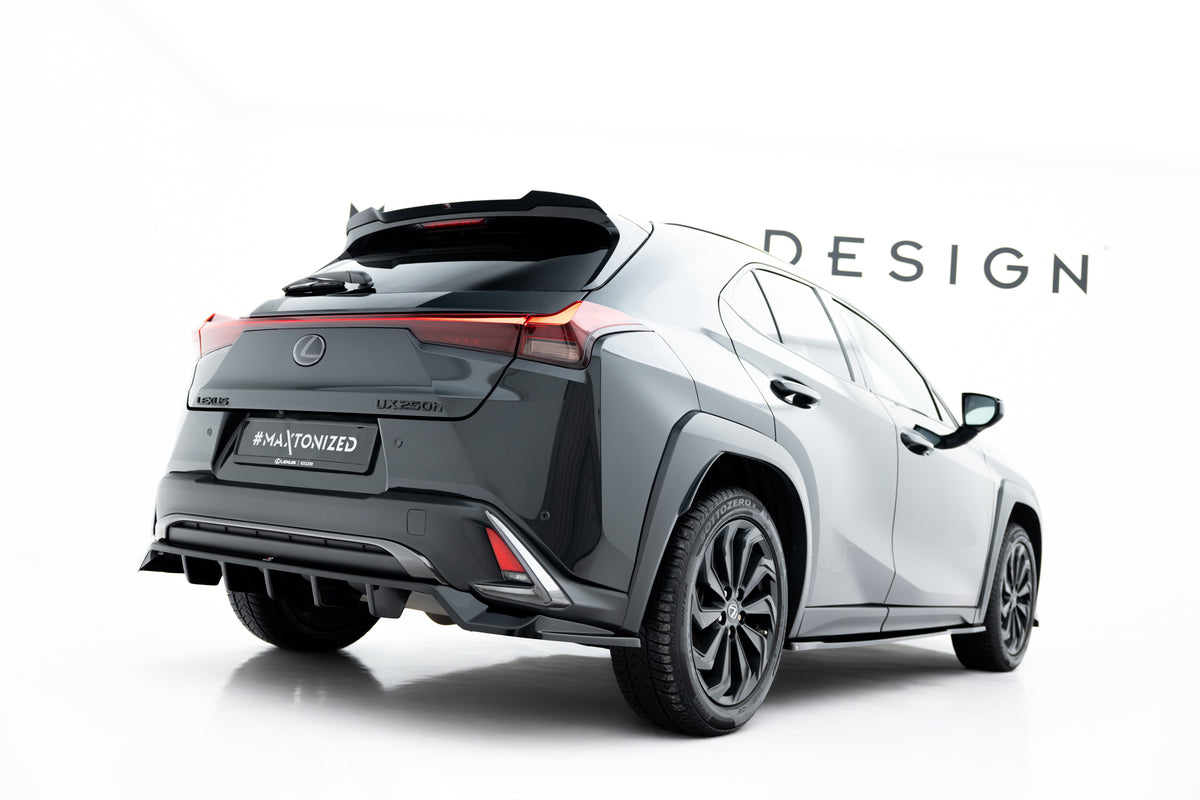 Bakre splitter for Lexus UX F-Sport montert på bil, skrå vinkel fra siden