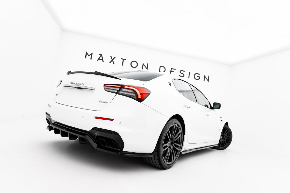 Maxton Design diffuser montert på Maserati Ghibli Modena, skrå vinkel fra siden
