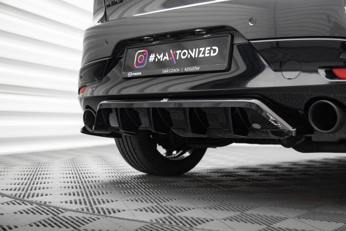 Bakre diffuser med vertikale spiler til Mazda 3 MK4, sett rett bakfra