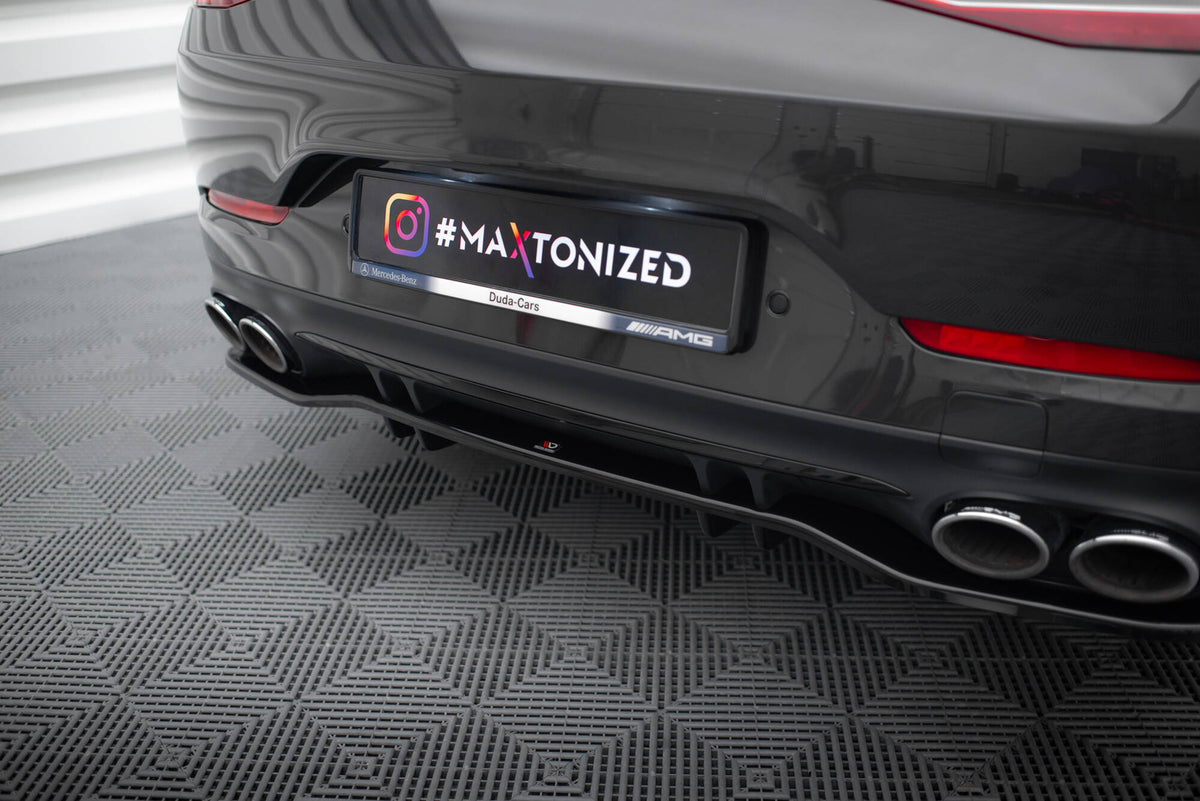 Bakre splitter med vertikale finner til Mercedes-AMG GT 53, vist fra skrå vinkel