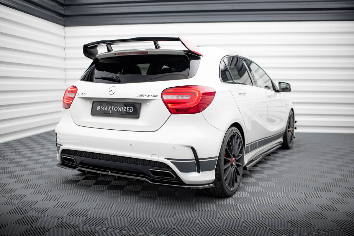 Bakre splitter til A45 AMG W176 montert på bil, skrå vinkel fra siden