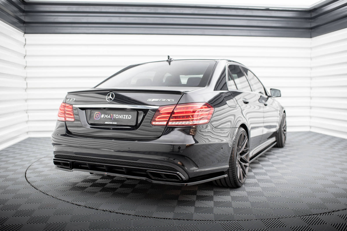 Bakre splitter for Mercedes E63 AMG Sedan W212, nærbilde av vertikale stenger
