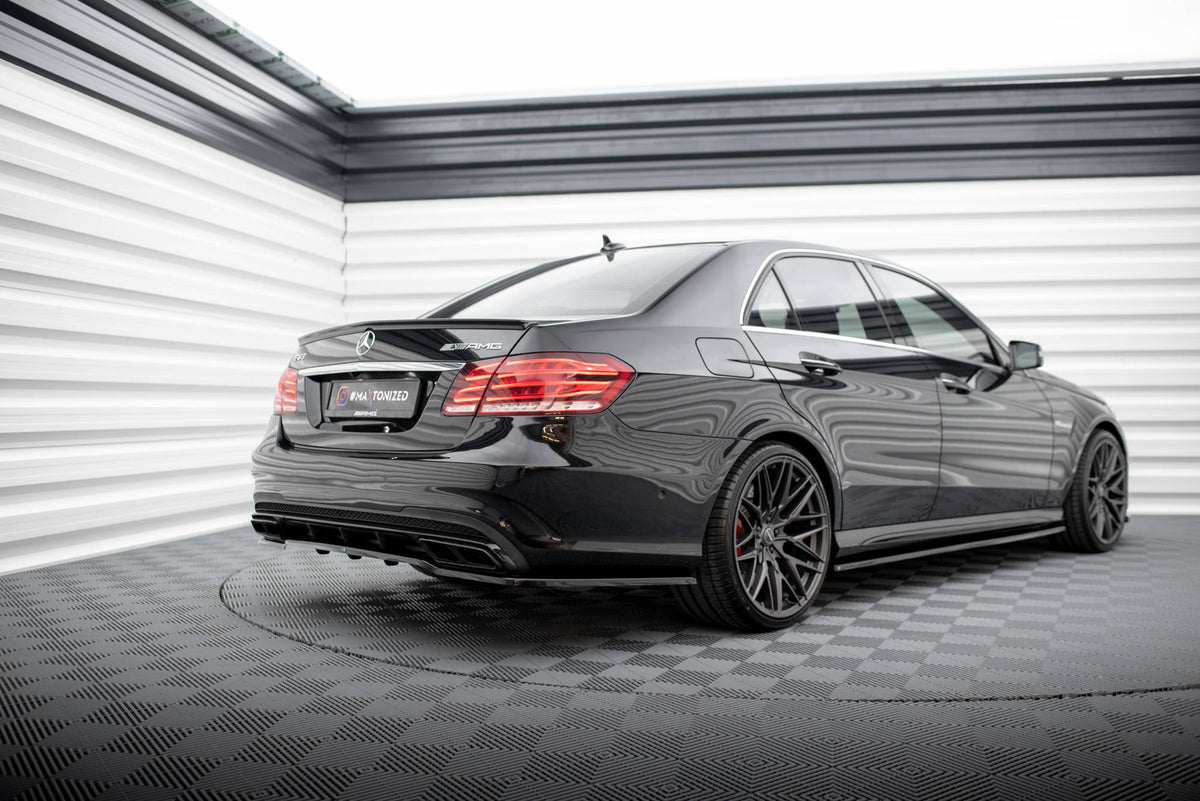 Detaljbilde av diffuser-overflate og stenger til E63 AMG W212 Facelift