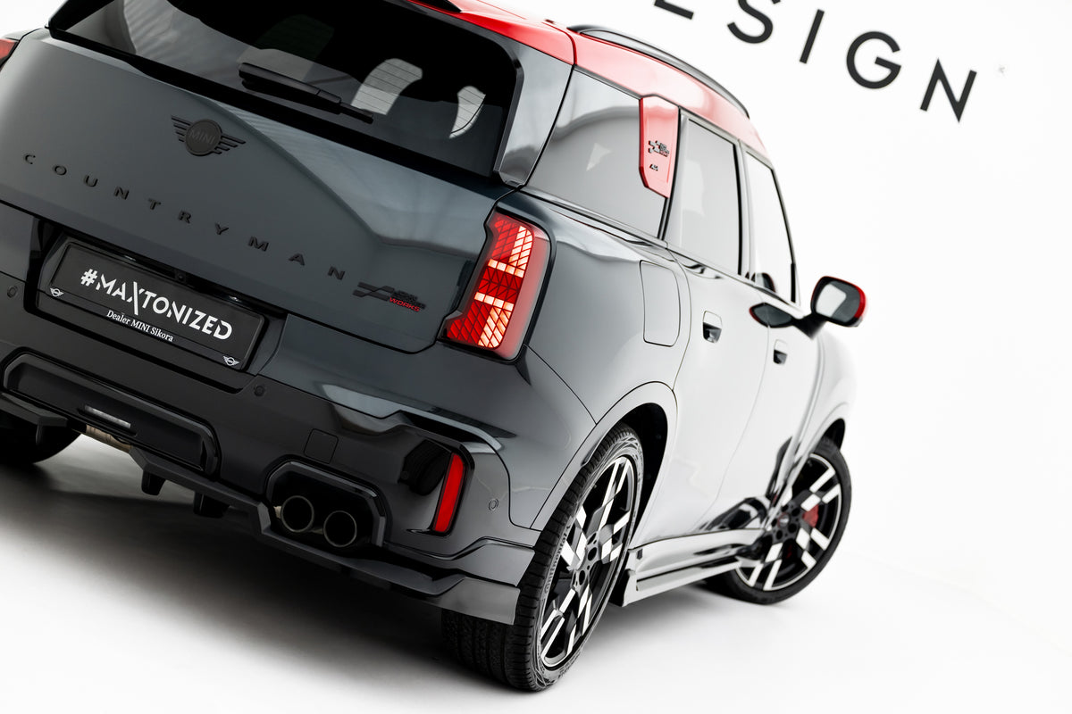 Bakre splitter for Mini Countryman JCW U25 montert på bil i skrå vinkel