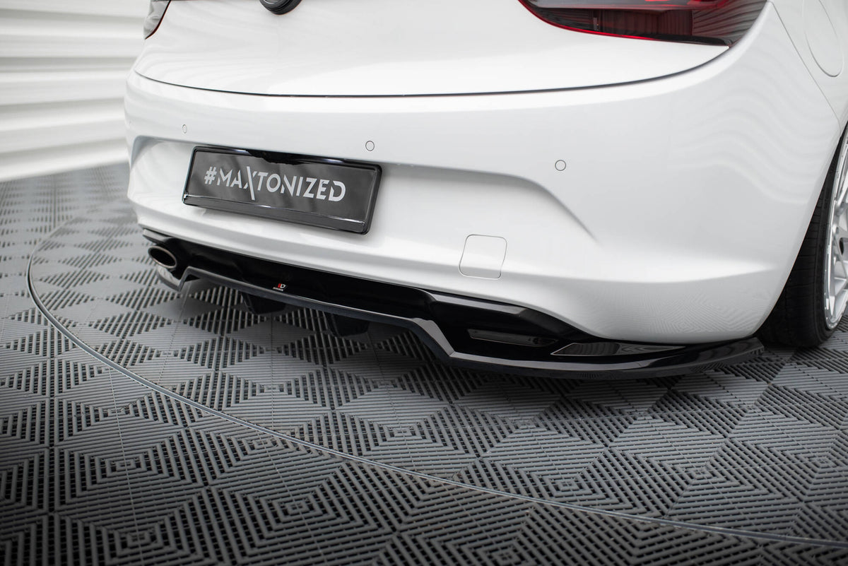 Maxton Design diffuser for Opel Cascada montert på bil, skrå vinkel