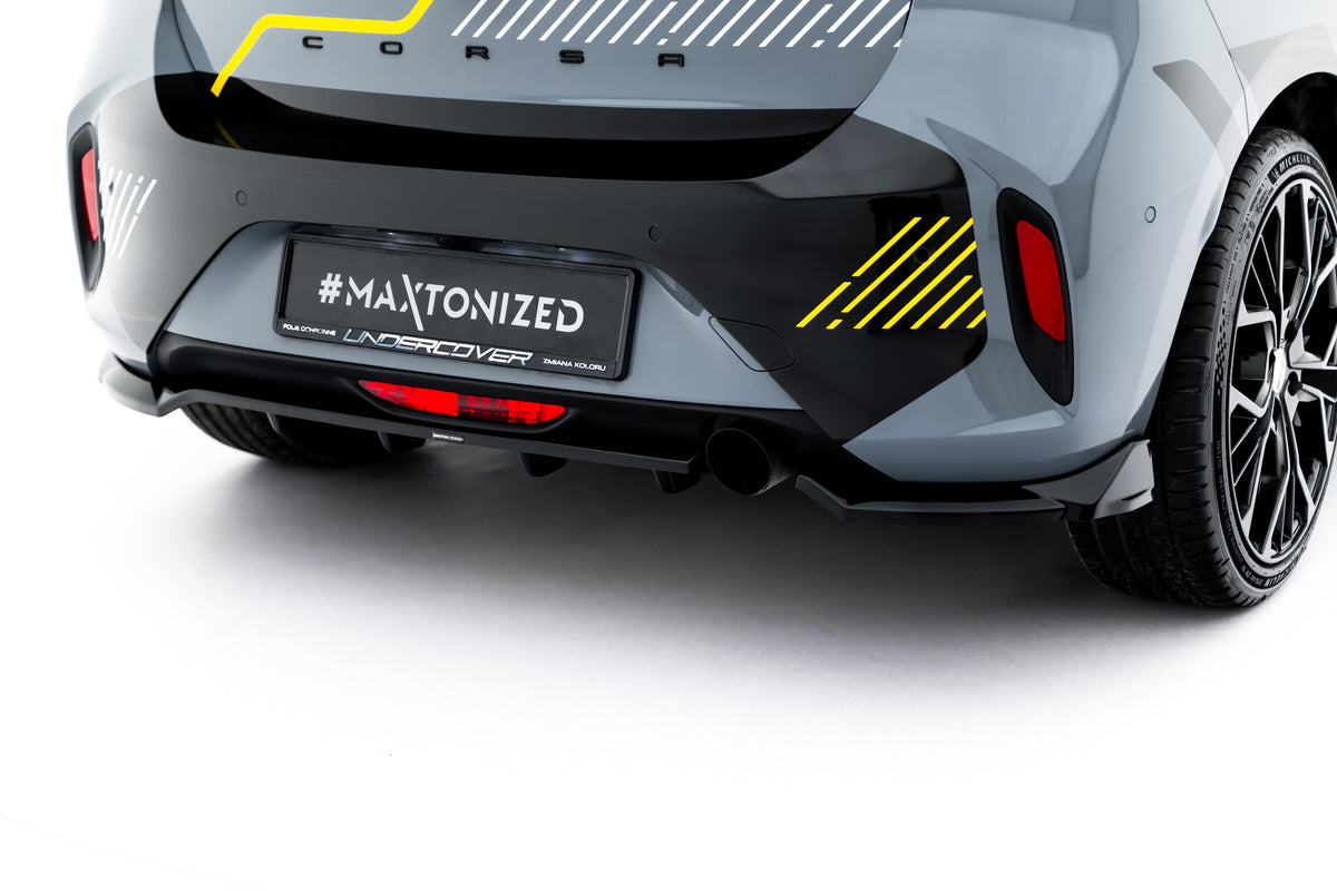 Maxton Design hekksplitter i blank sort montert på Opel Corsa F Facelift