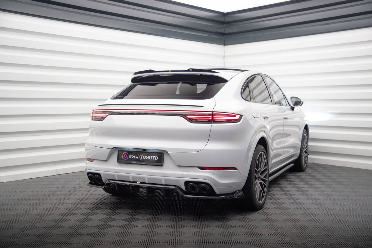 Bakre splitter til Porsche Cayenne Coupe Mk3, nærbilde av strukturert sort overflate