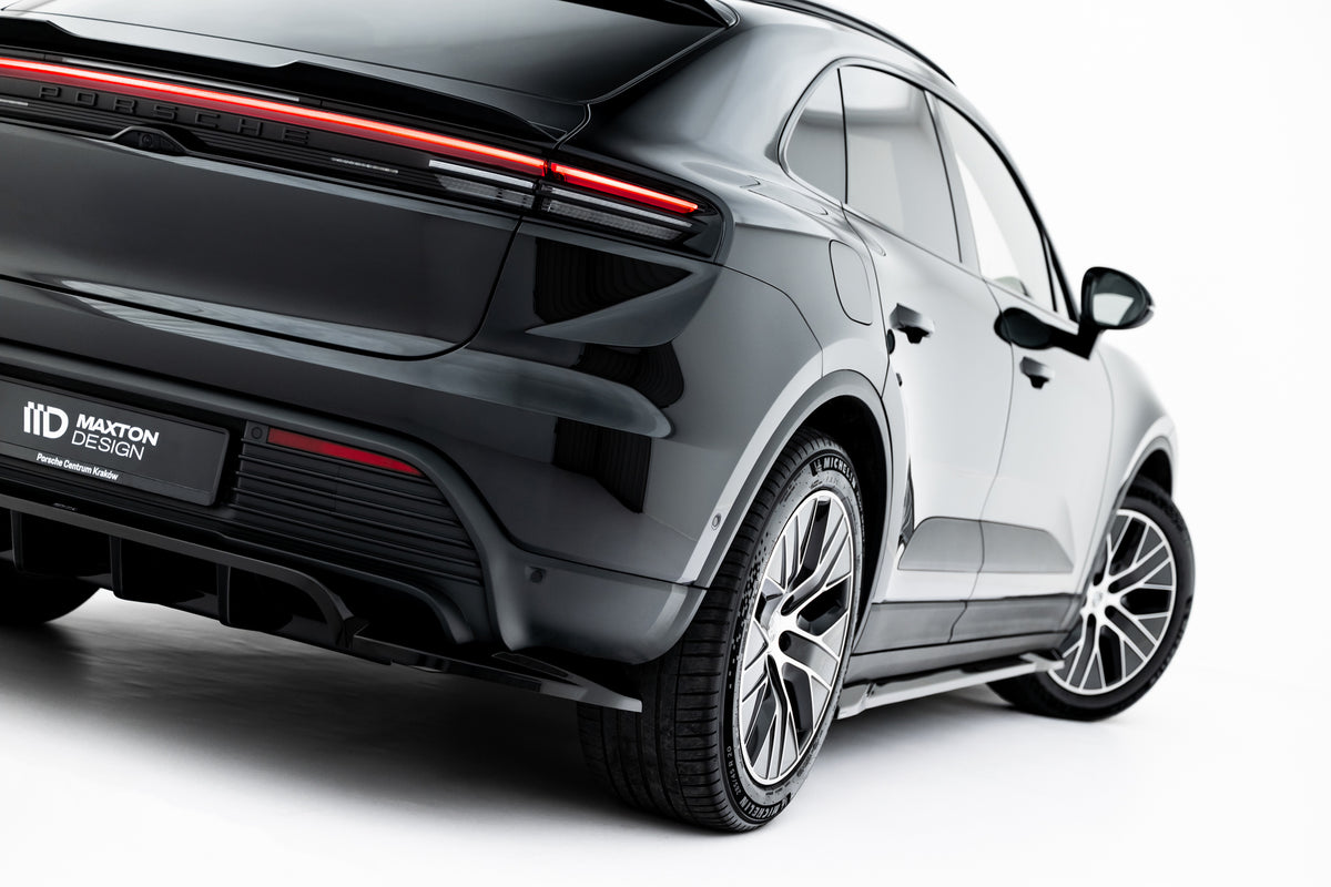 Diffuser Porsche Macan EV Mk1 montert under bakstøtfanger på sort bil