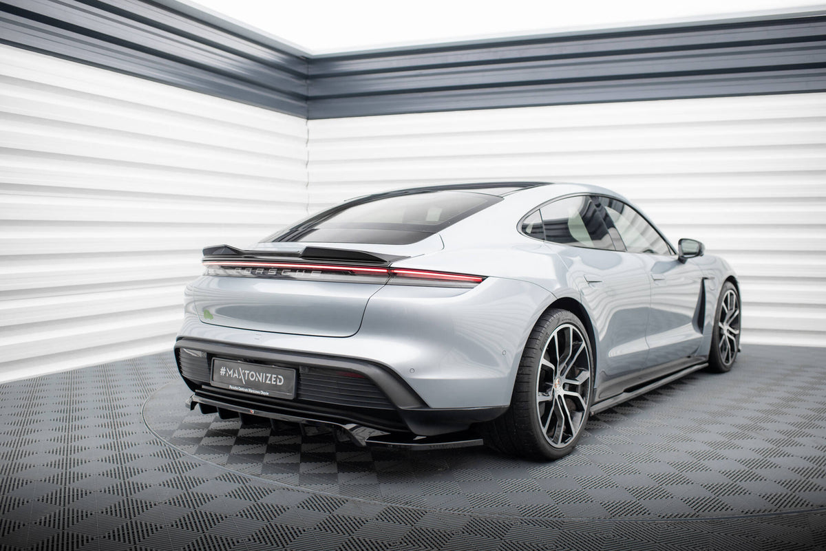 Maxton Design diffuser med vertikale stenger montert på sølvfarget Porsche Taycan bakparti – glossy svart finish