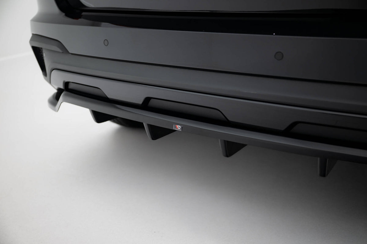 Maxton Design diffuser montert på Skoda Kamiq Monte Carlo, skrå vinkel fra siden