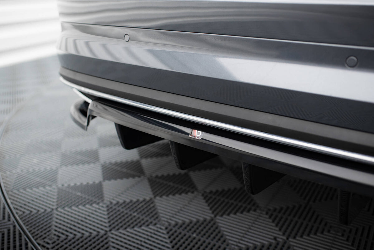 Nærbilde av diffuser med hvit stripe for Skoda Kodiaq Sportline MK1
