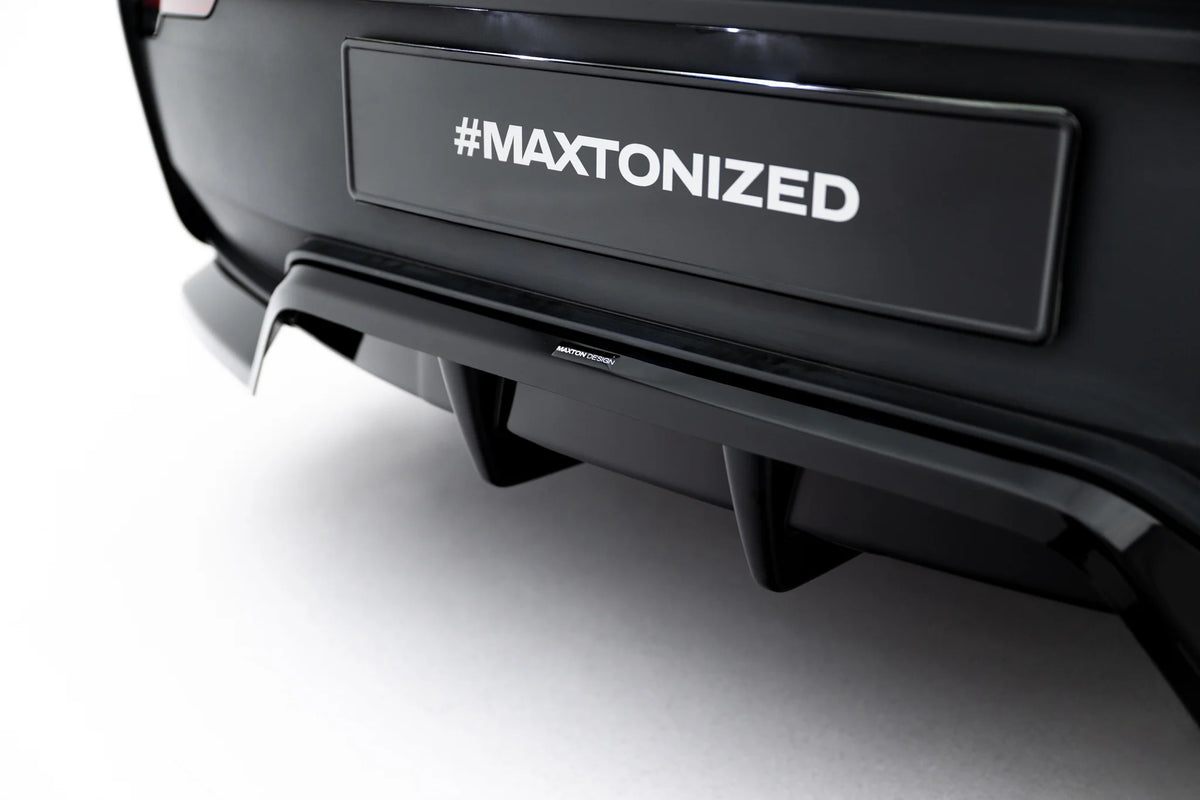 Blank sort ABS-hekksplitter for Tesla Model Y sett fra siden