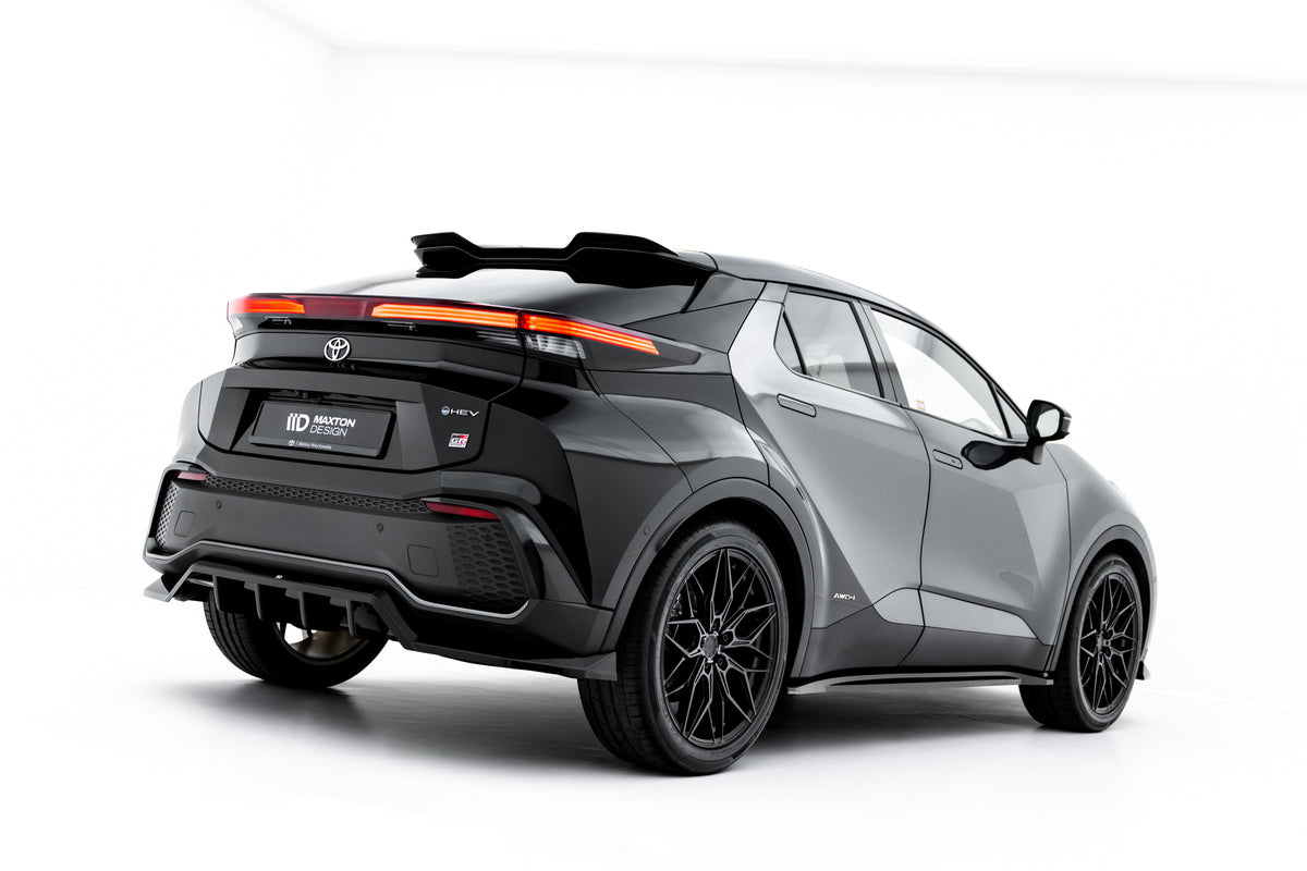 Bakre diffuser med vertikale ribber til Toyota C-HR MK2 fra Maxton Design, vist fra skrå vinkel mot høyre hjørne