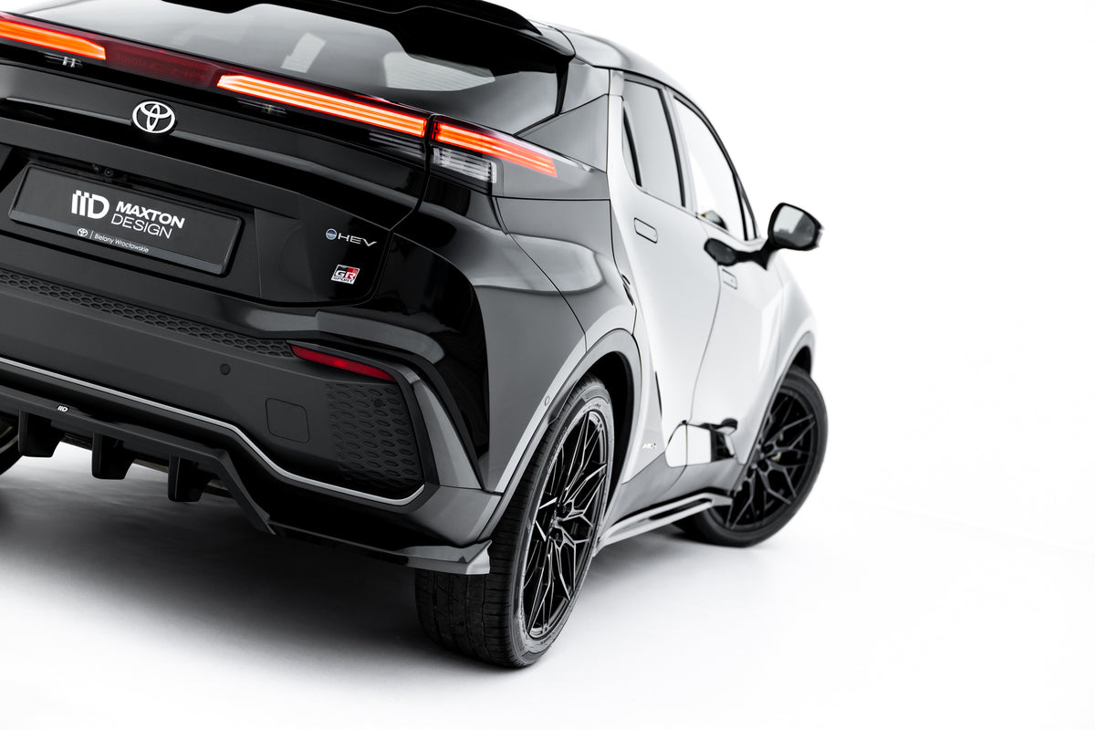 Nærbilde av vertikale ribber på Maxton Design bakre diffuser tilpasset Toyota C-HR MK2 i sort finish