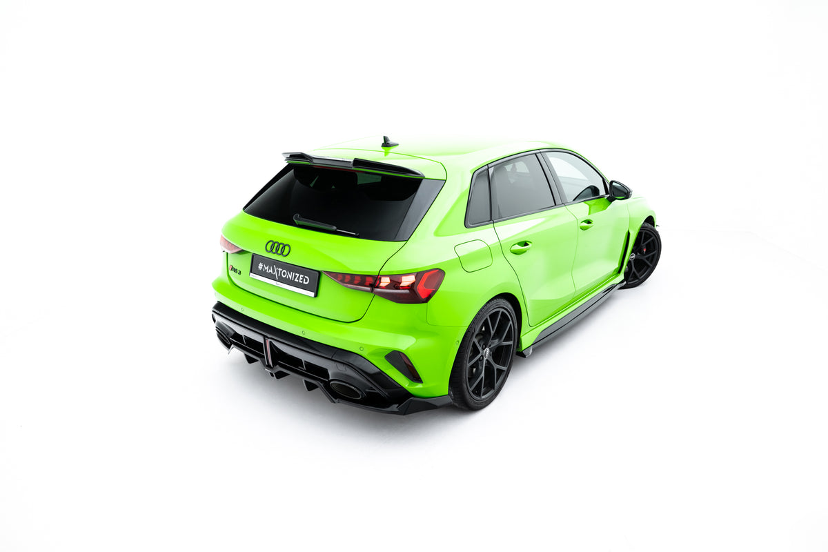 Detaljbilde av ABS bakre splitter til bakfanger på Audi RS3 8Y Facelift