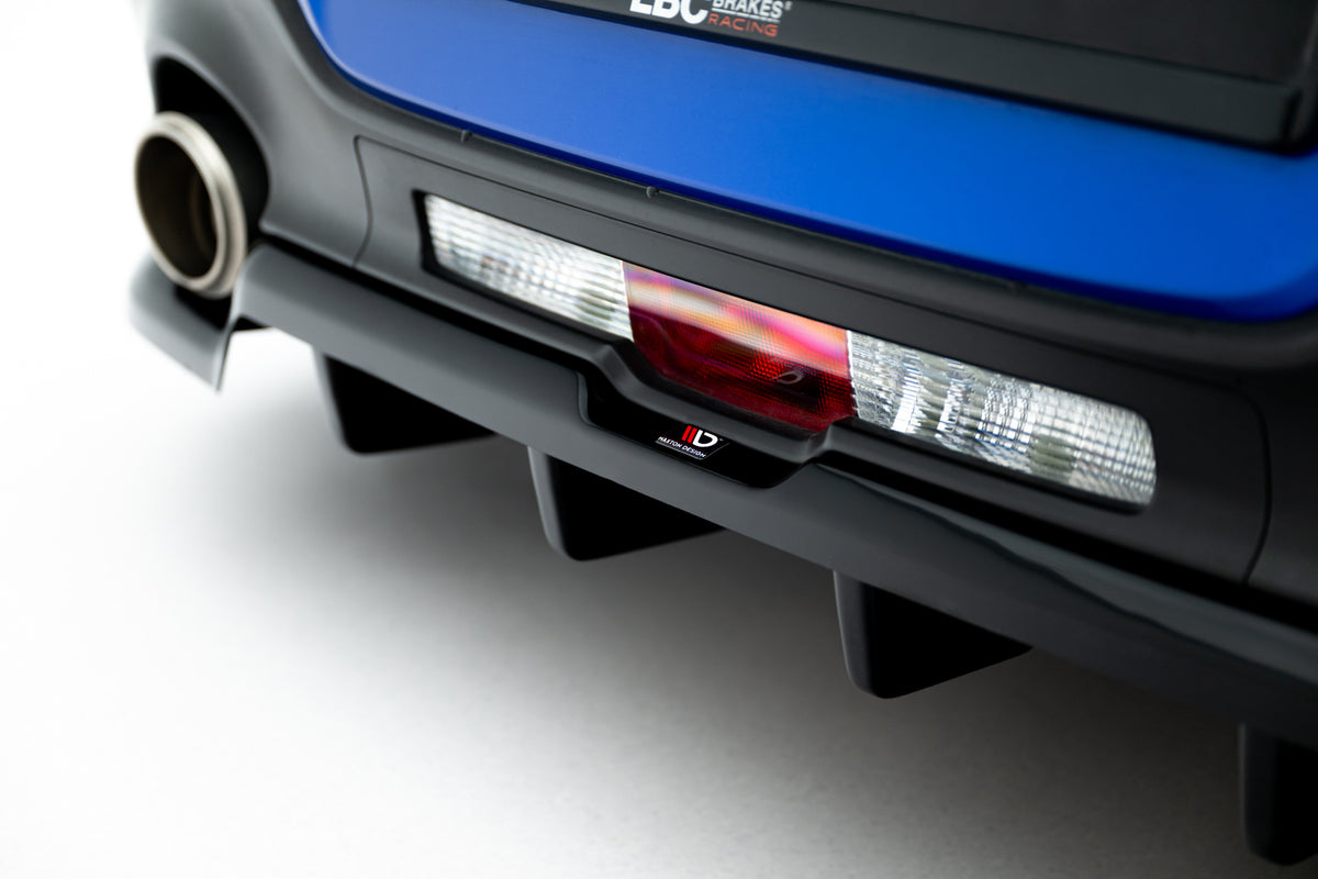 Nærbilde av vertikale ribber på baksplitter for Subaru BRZ Mk2