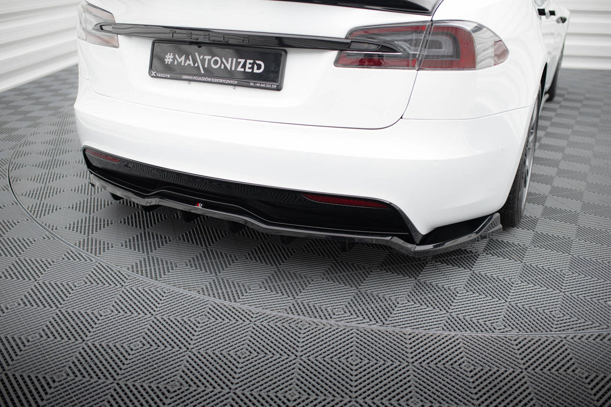 Diffuser V.1 til Tesla Model S Plaid Facelift sett bakfra med vertikale stenger