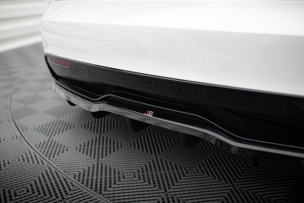 Diffuser med vertikale stenger til Tesla Model S Plaid sett fra skrå vinkel