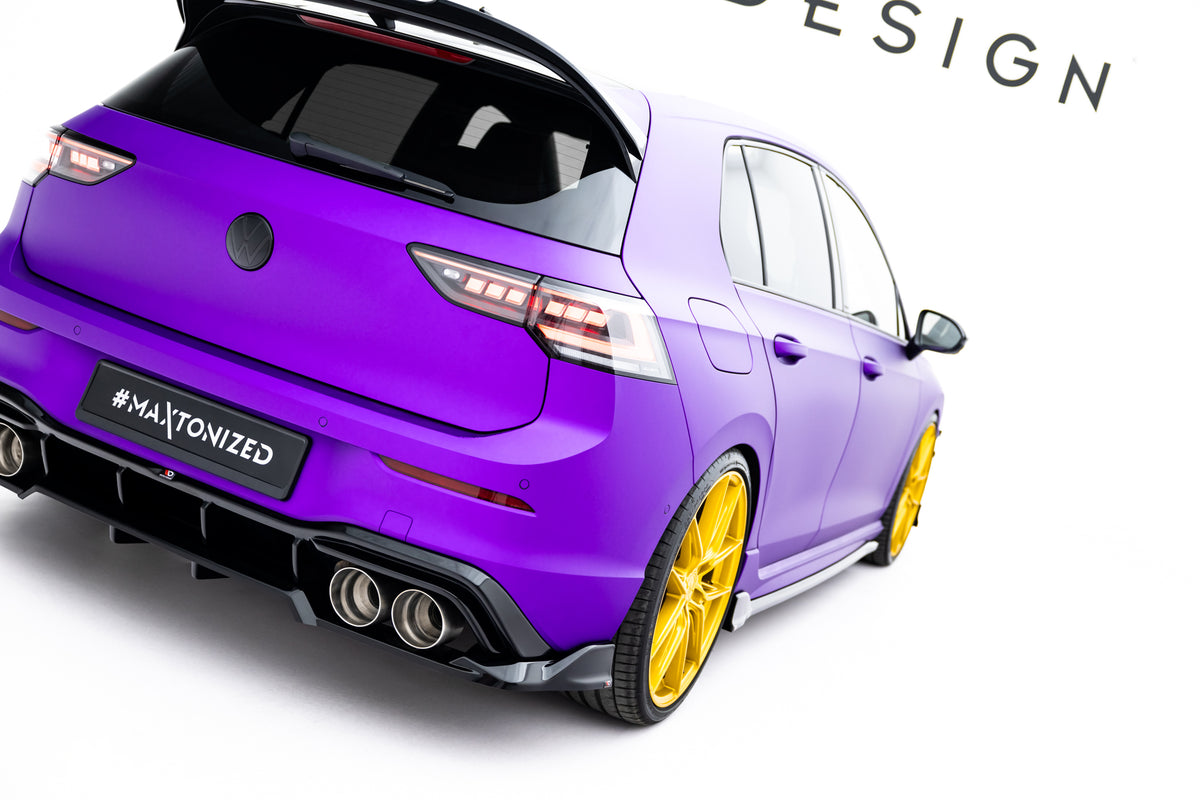Diffuserplate V.1 til VW Golf 8 R Facelift – nærbilde av overflaten med blank svart finish