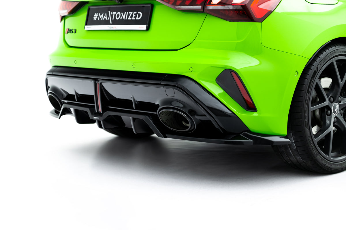 Nærbilde av vertikale ribber på hekksplitter til Audi RS3 Sportback 8Y