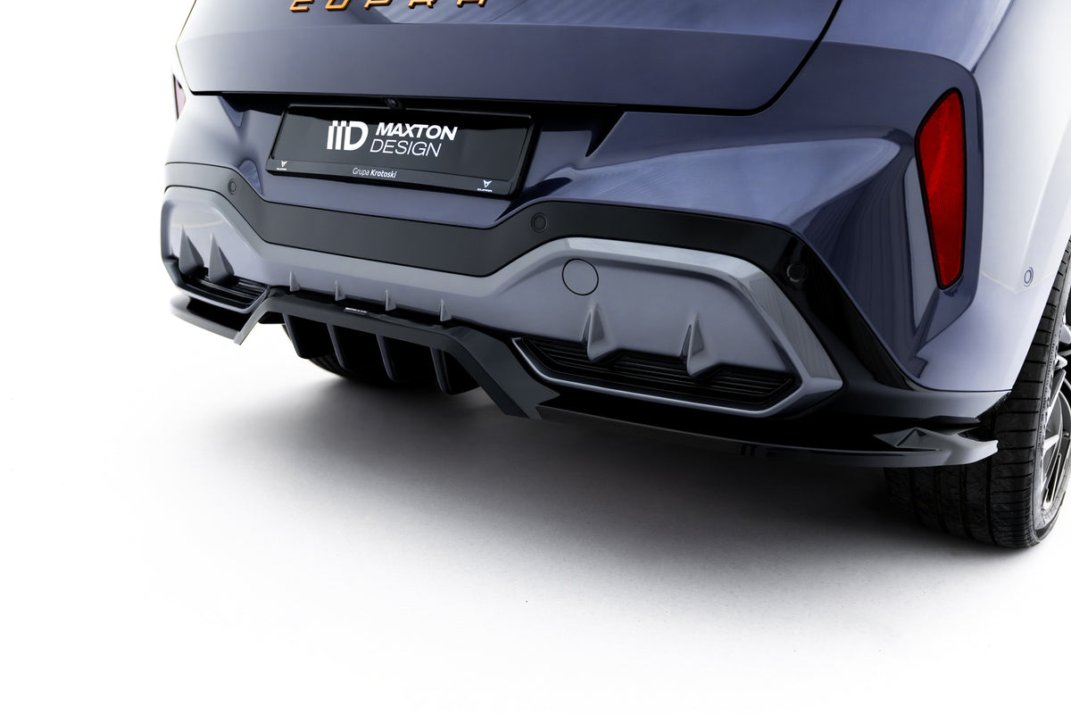 Nærbilde av vertikale ribber på hekksplitter til Cupra Terramar Mk1