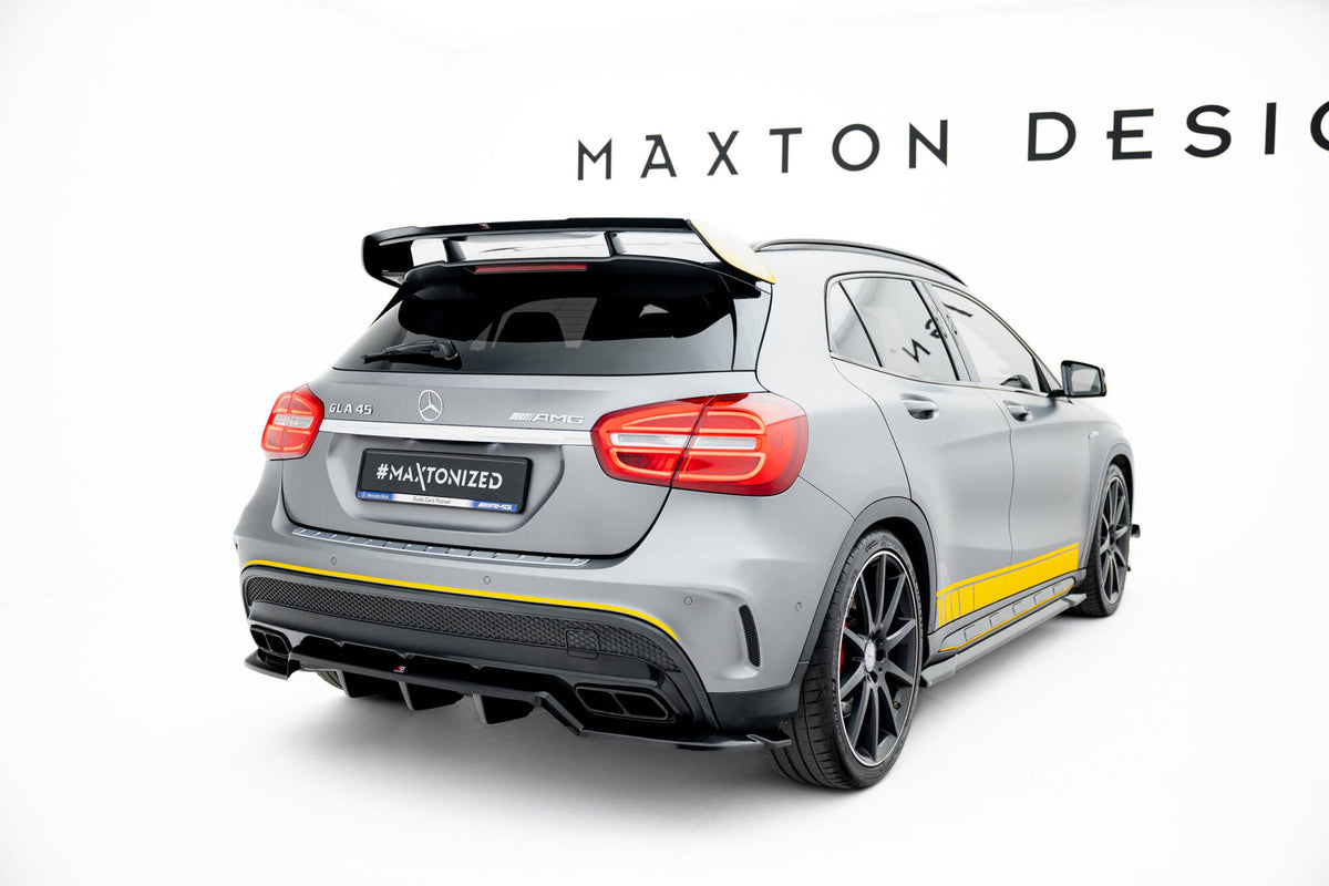 Bakre splitter fra Maxton Design til GLA 45 AMG montert på bil i nærbilde