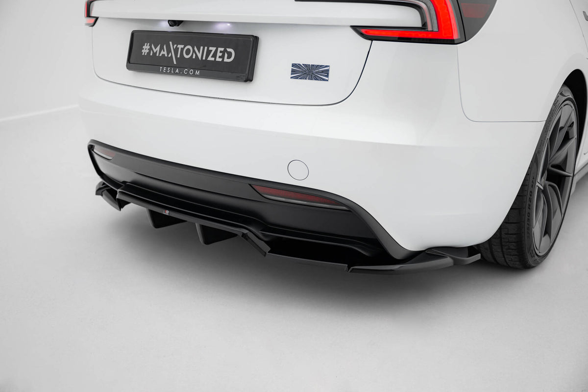 Diffuser montert på Tesla Model 3 Performance MK1 Facelift, sett bakfra med synlig aerodynamisk design