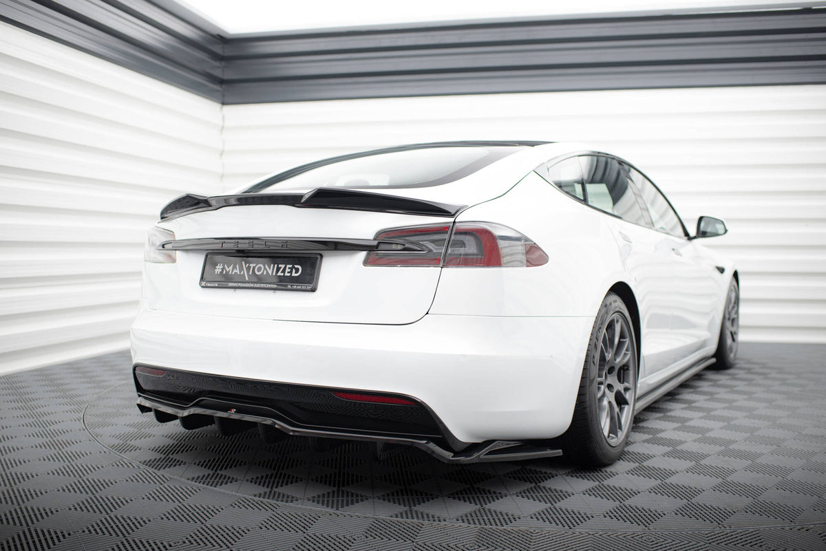Bakre splitter med vertikale stenger for Tesla Model S Plaid montert på bil