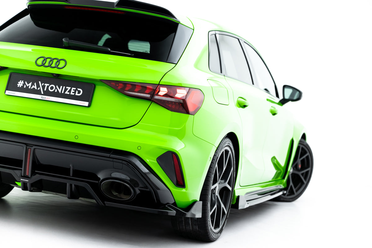 Baksplitter i blank sort ABS sett fra siden på Audi RS3 8Y Facelift