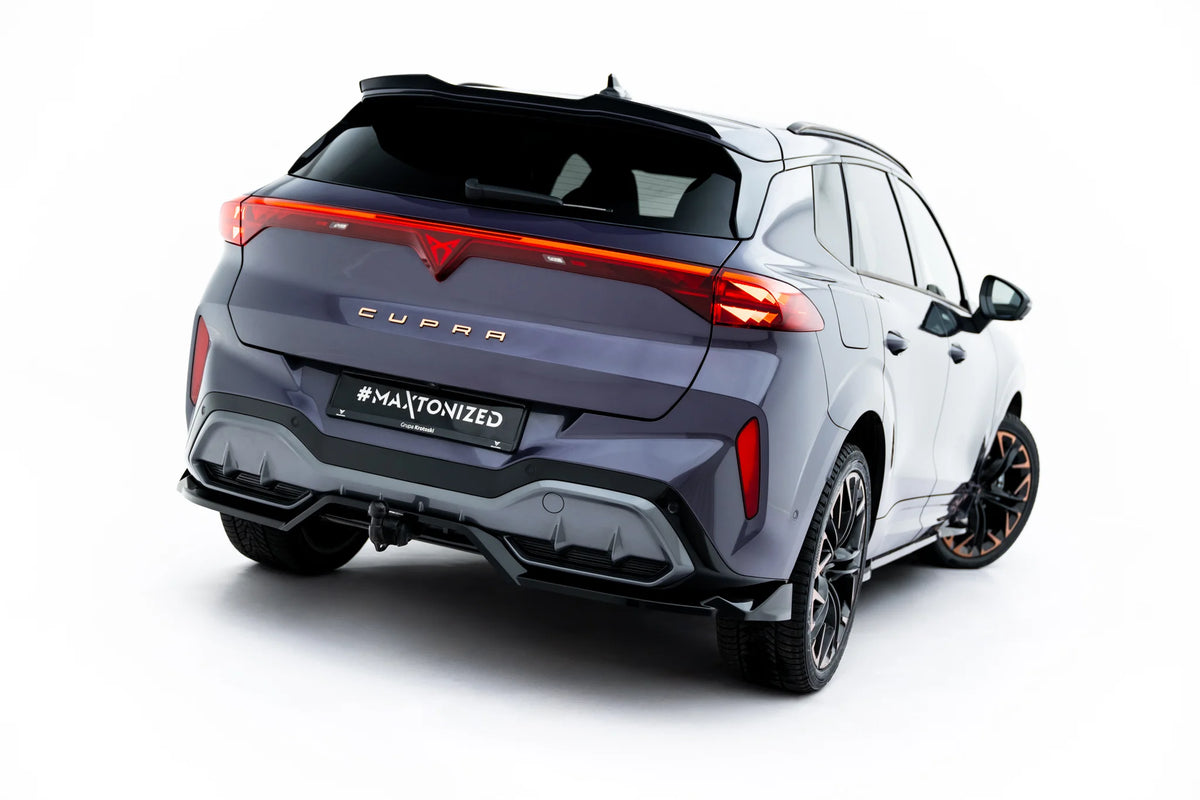 Nærbilde av vertikale ribber på hekksplitter til Cupra Terramar Mk1